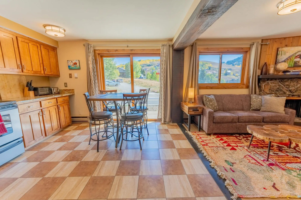 The Yak Shack: Incredible Mountain View Condo