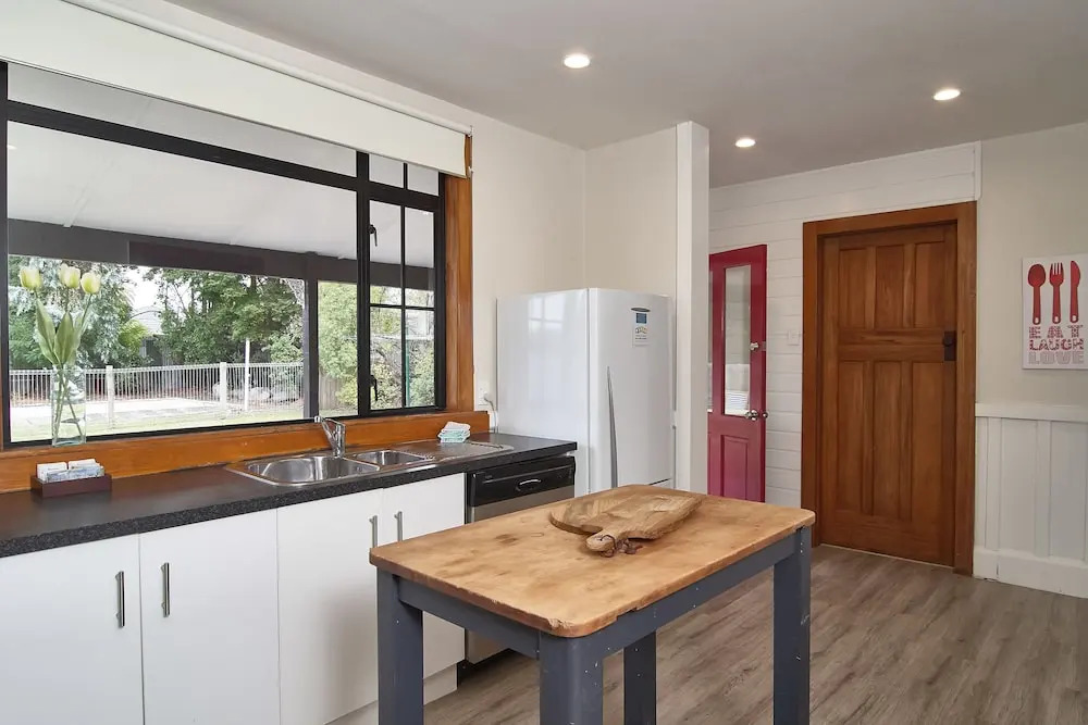Racecourse Villa - Classic 1935 Charm & Space