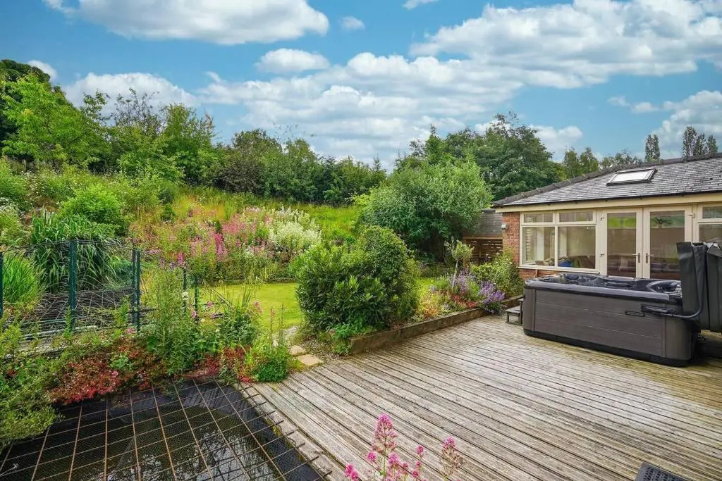 Five Acres house with hottub bbq pool table