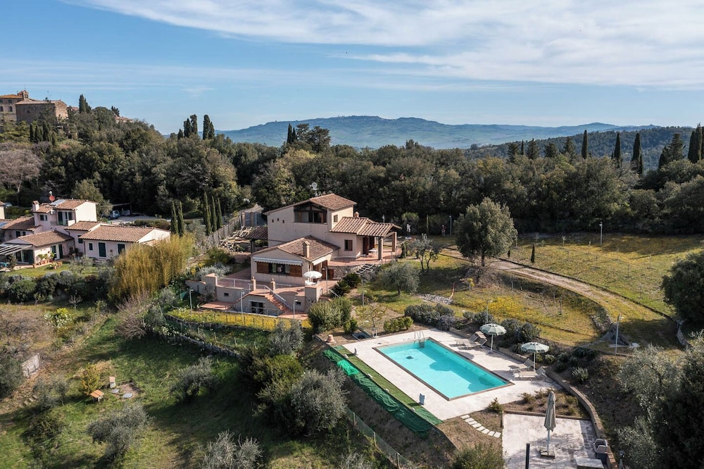 Villa Montegemoli by Toscana Bella