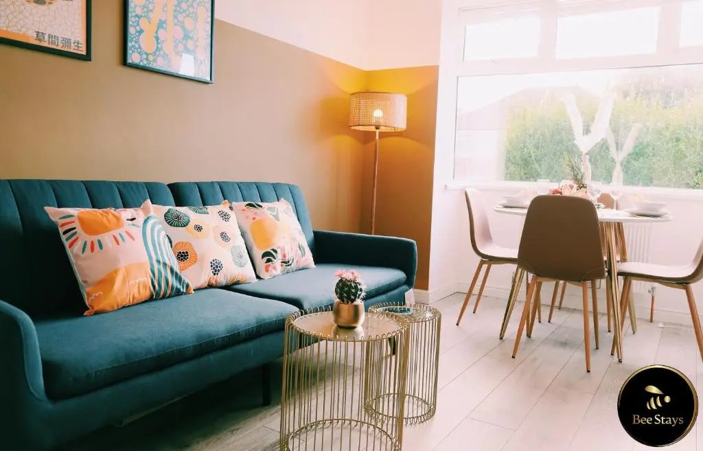 Caldecott House - Close to M60 and M62