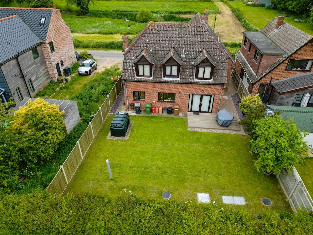 House - Sleeps 6 & Free Parking
