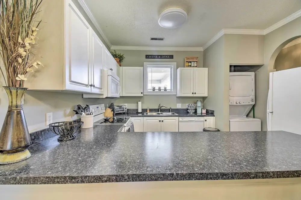 Condo w/ Pool Access & Central A/C - 2 Mi to Beach