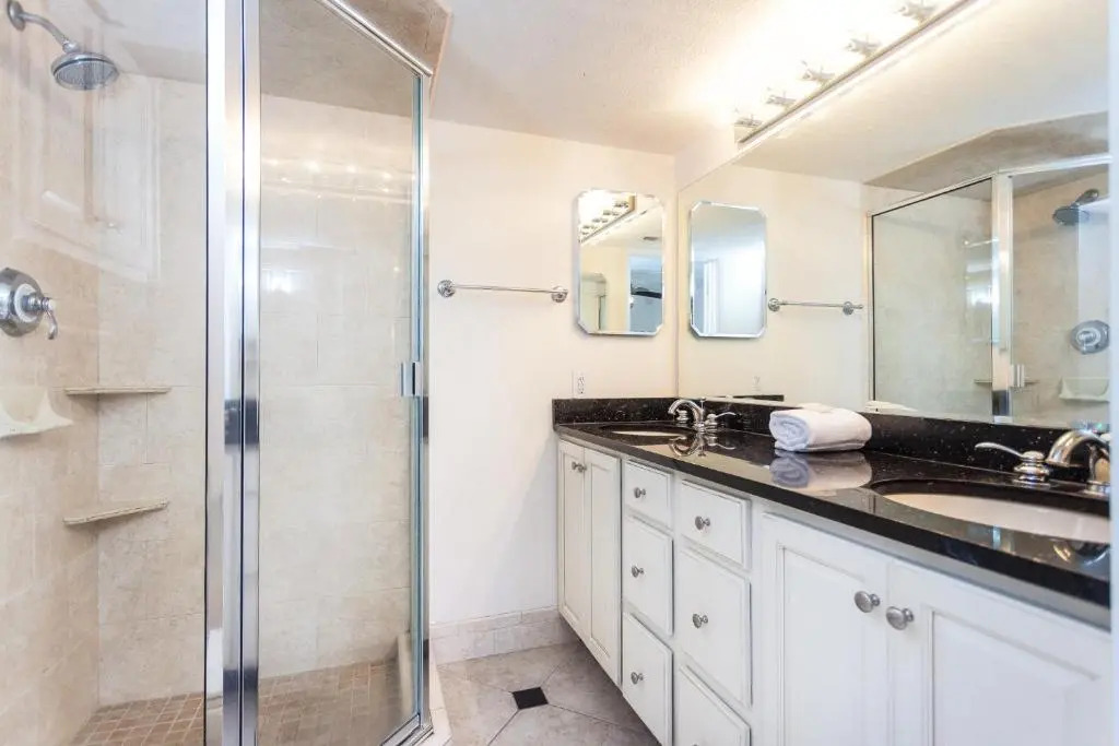 Beachcomber 301, 2 Bedrooms, Near Mayo Clinic, Sleeps 4, Pool