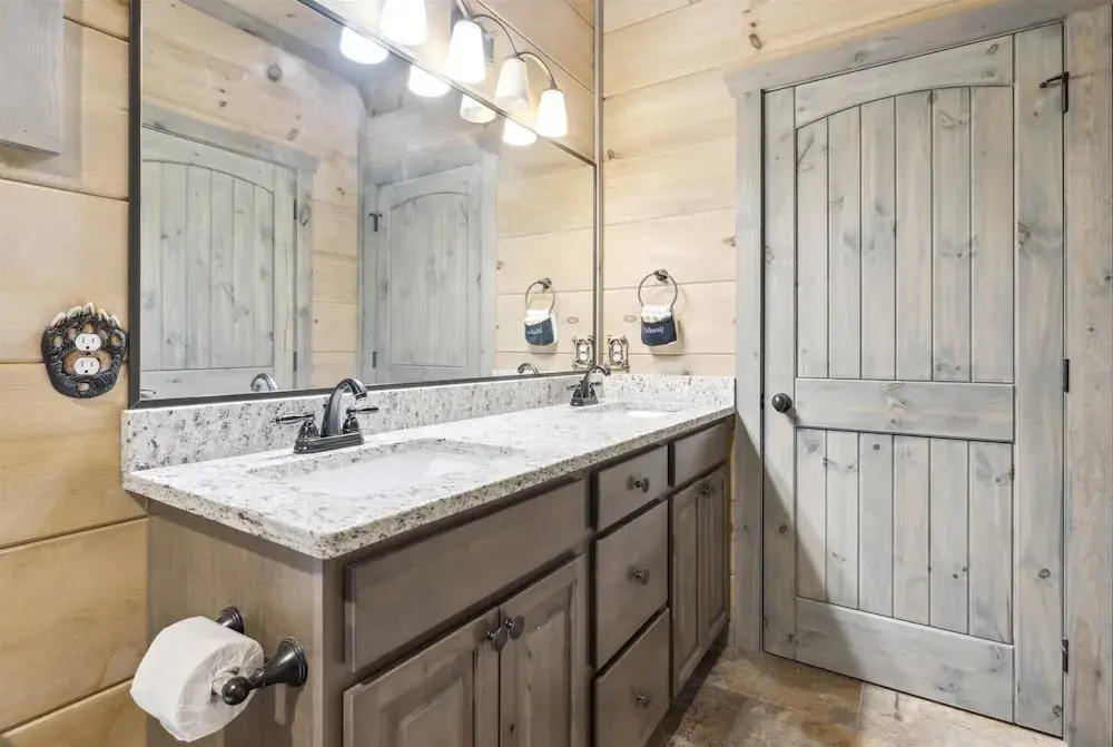 Gorgeous Cabin w Hot Tub Firepit Gameroom