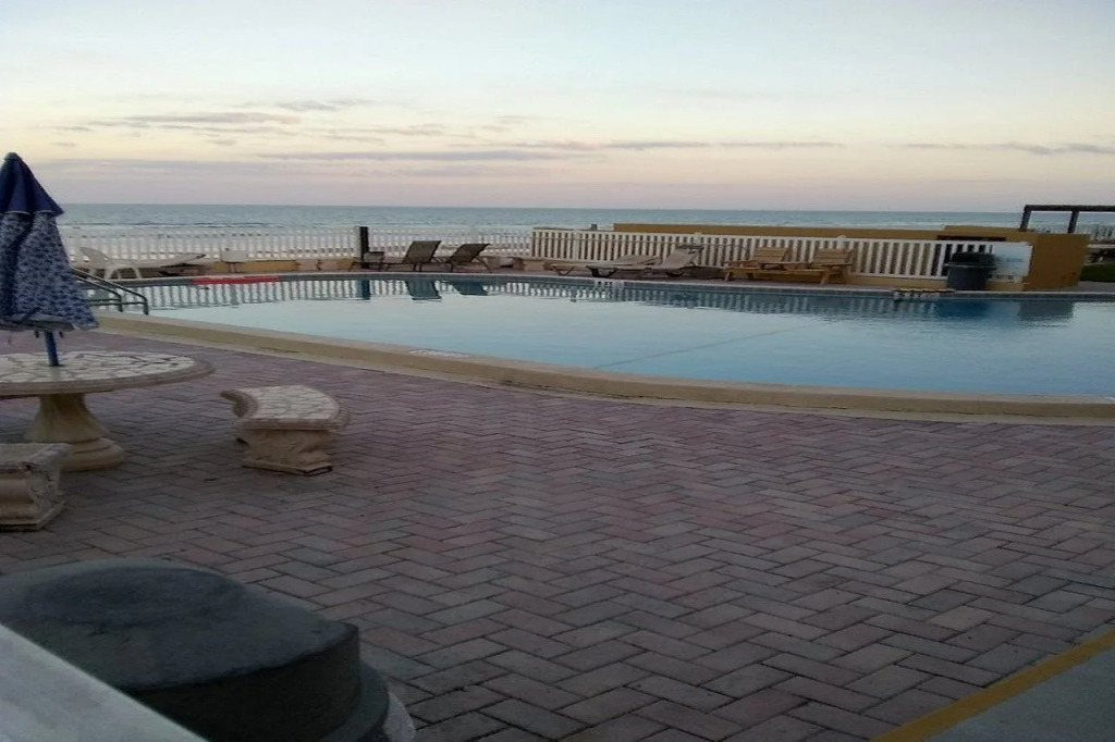 Driftwood Beach Motel