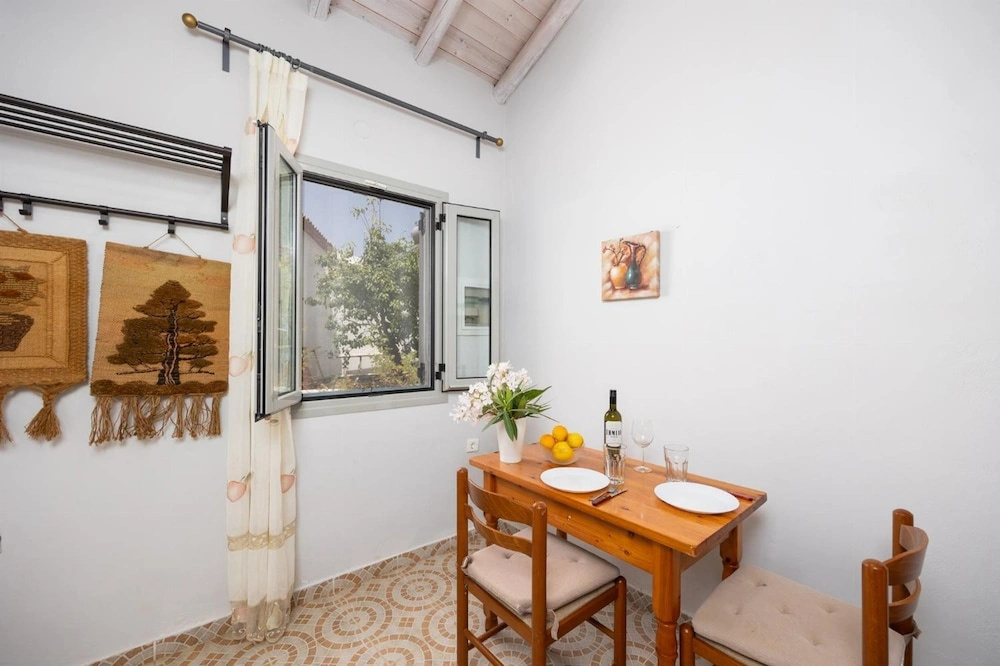 Aimilia Cottage in Longos