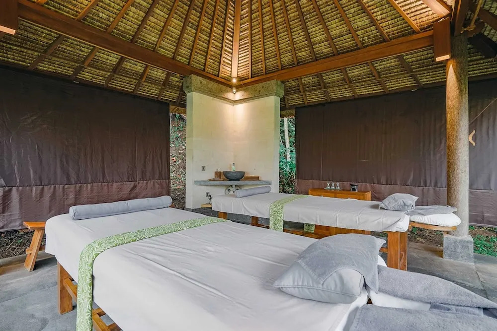 Villa Themma Jungle - Sumptuous 3BR Luxury Villa with Majestic Jungle View North of Ubud