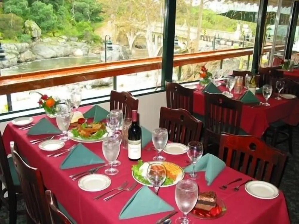 The Gateway Restaurant & Lodge