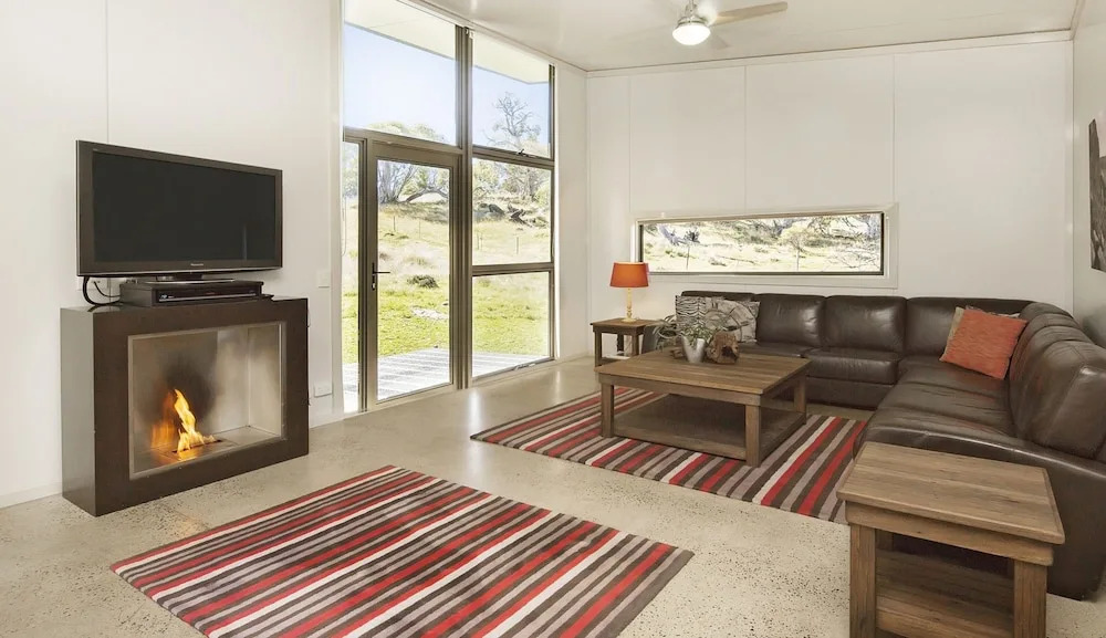 Ecocrackenback 10 'Sustainable, luxurious chalet close to the slopes.'