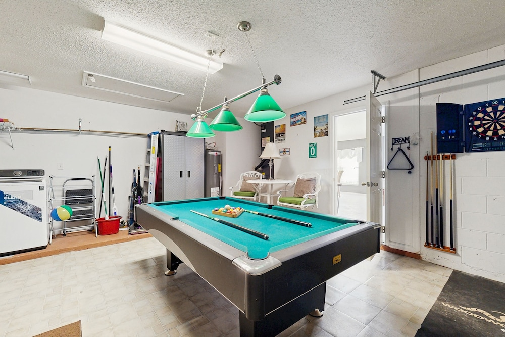 Cozy Home With Private Pool, Billiards, Central AC, Enclosed Yard