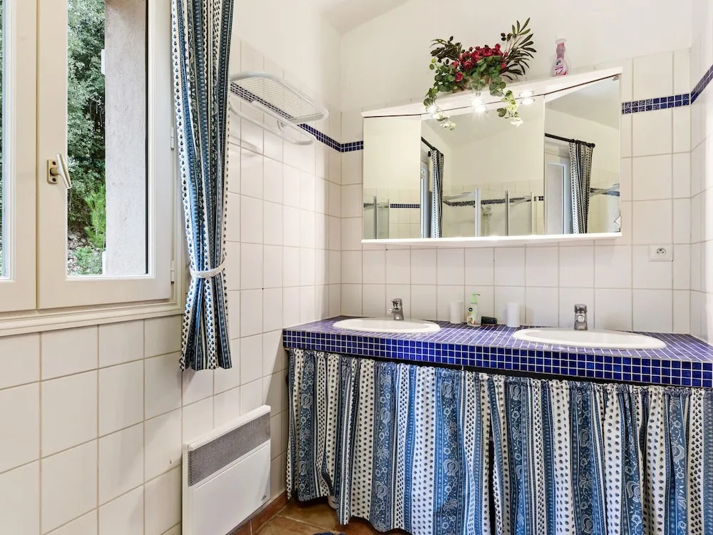 Lavish Villa in Bagnols-en-forêt With Swimming Pool