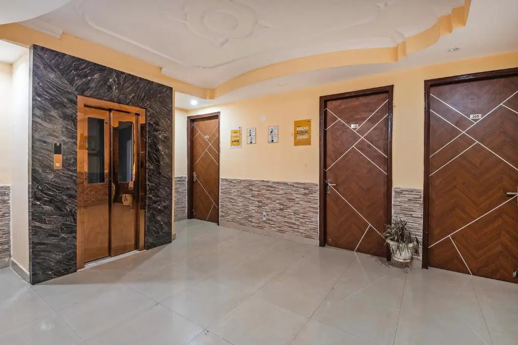 Itsy Hotels Saina Stay Near 32 Milestone