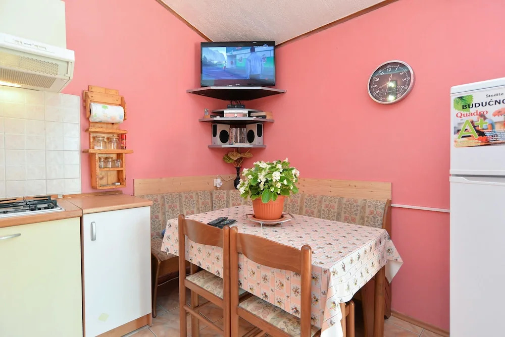 Apartment 498