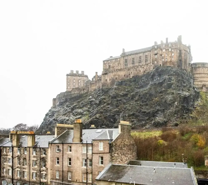 Old Town Edinburgh Apartment: Heart of the Action