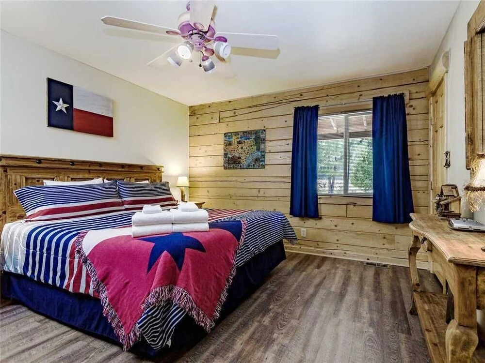 Log Heaven - Three Bedroom Cabin with Hot Tub