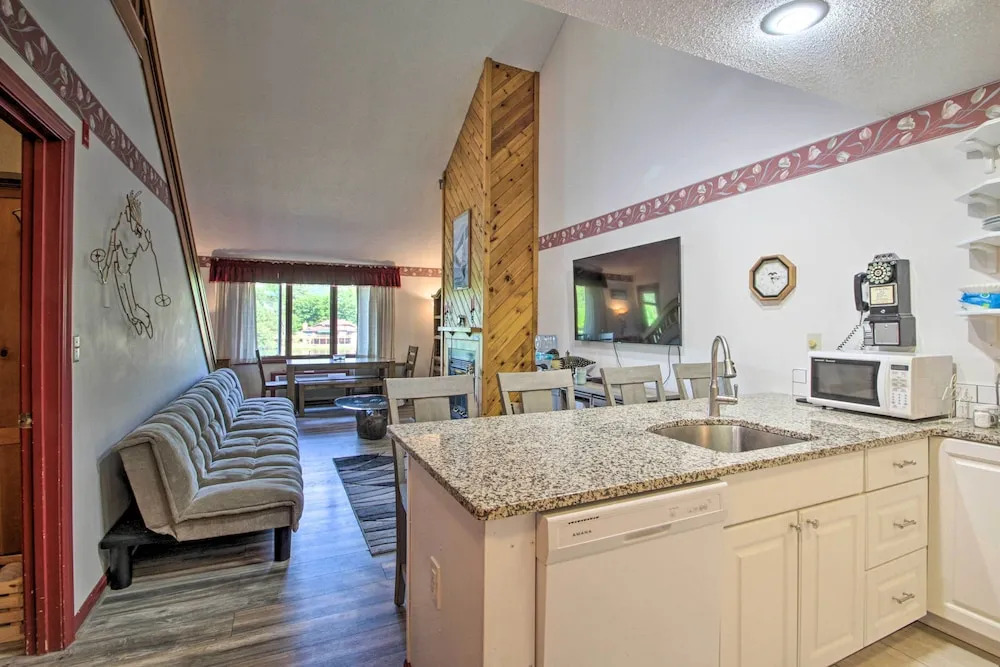 Resort Condo w/ Lake + Pool ~ 5 Mi to Flume Gorge!