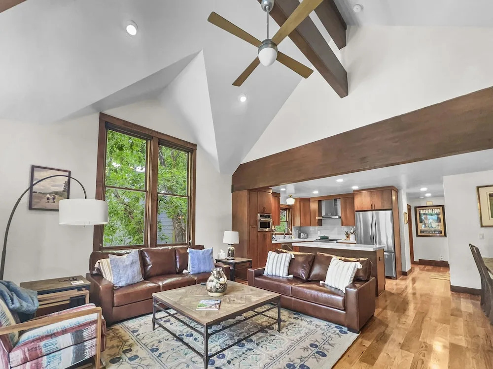 136 Top Of Main! Secret Daly Hideaway W/ Hot Tub! Walk To Main Street! 4 Bedroom Home by RedAwning