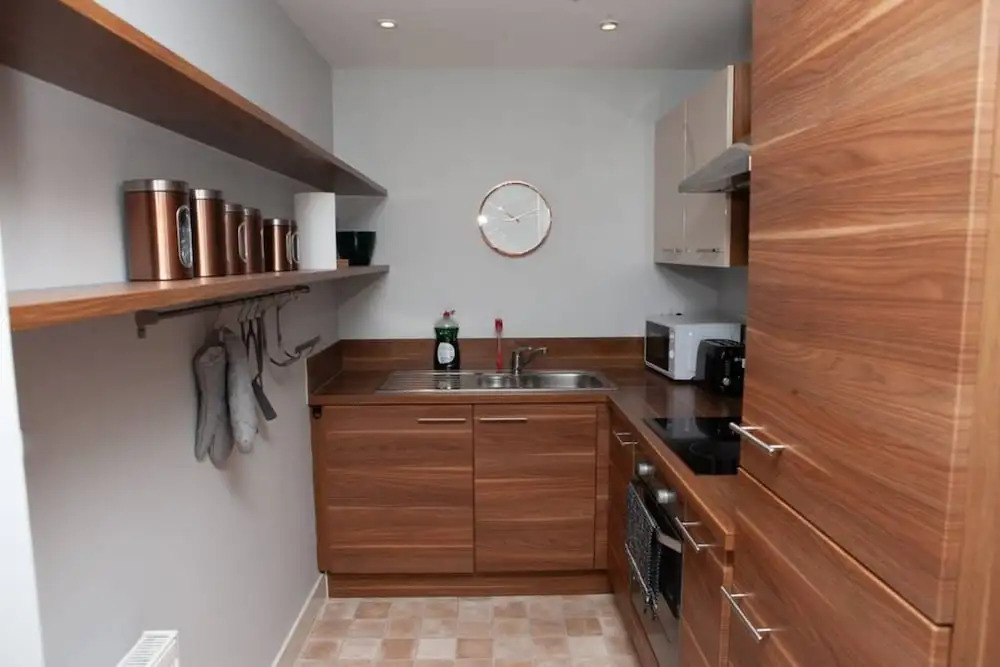 2 Bedroom Apartment With Private Parking in Bristol
