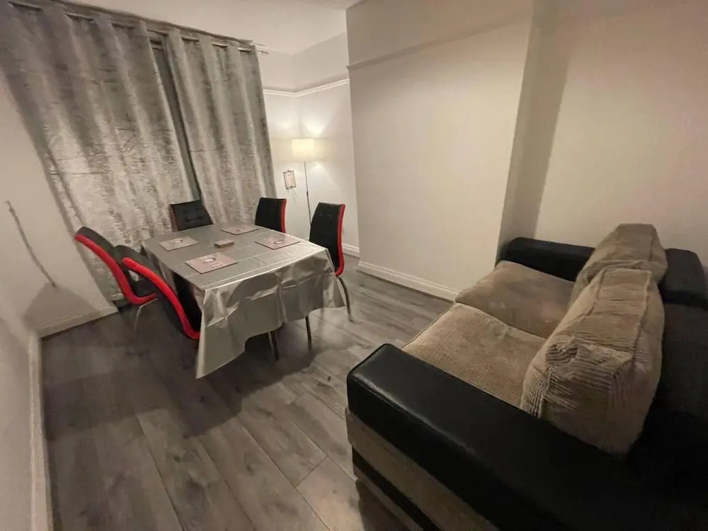 3-bed House - Sleeps 5 With Free Parking
