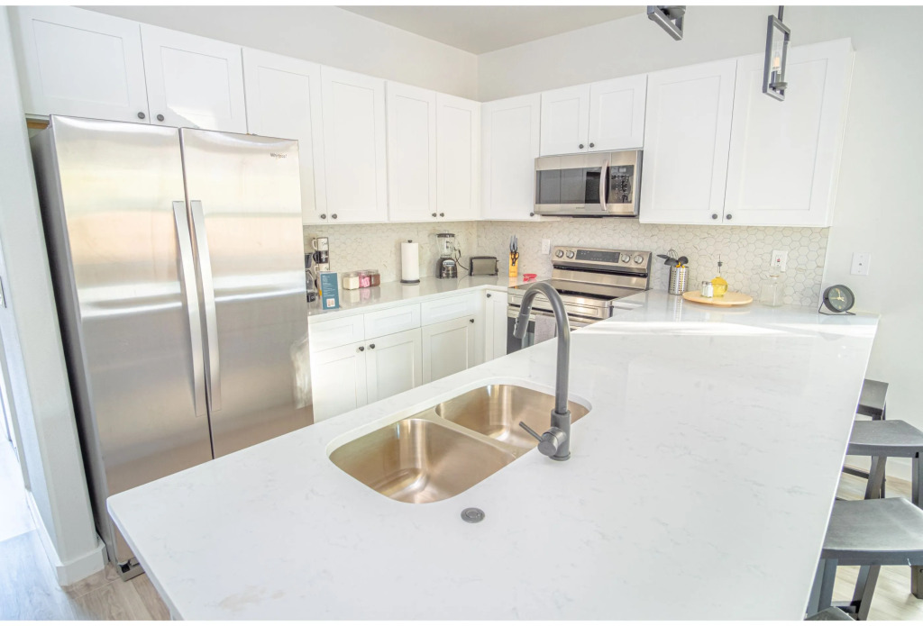 Spectacular Cozy 3 BR plus  2 and a half BA Apt Near Downtown