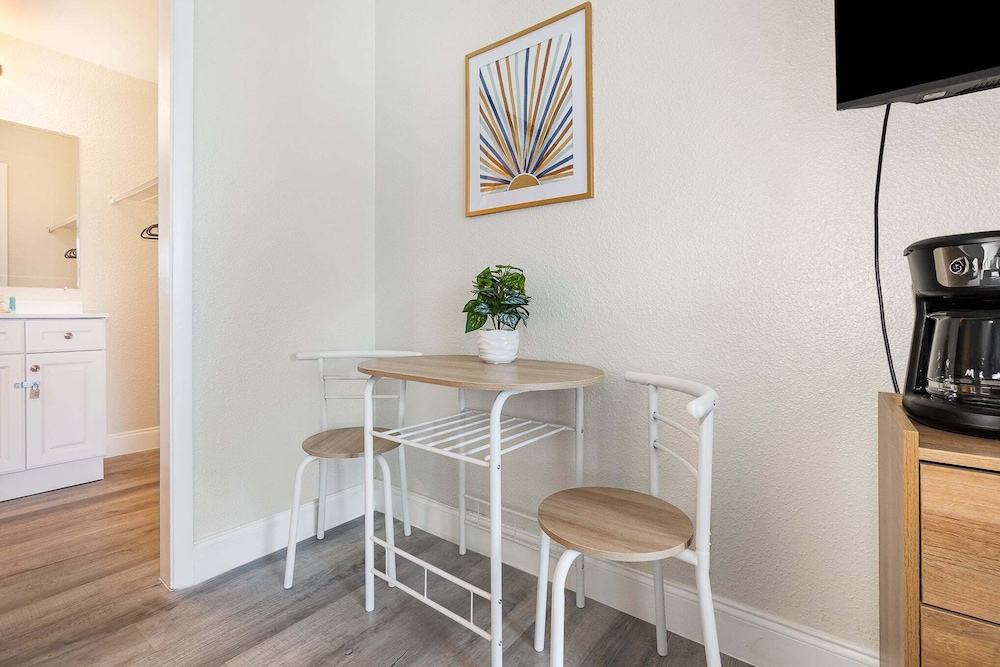 2050 E Irlo Bronson, 1bed