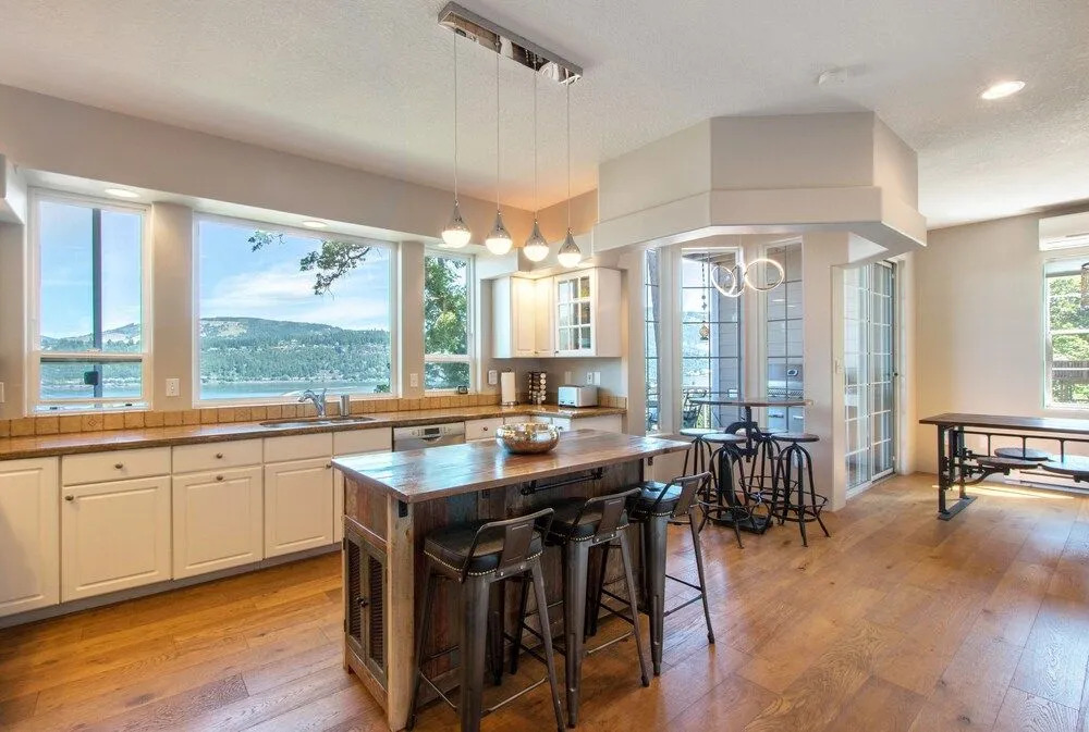 Gorge View 365 4 Bedroom Home by RedAwning