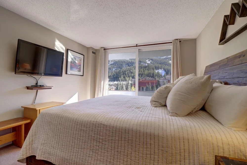 Pet Friendly, Beautifully Remodeled with Mountain Views - SB204 by Redawning