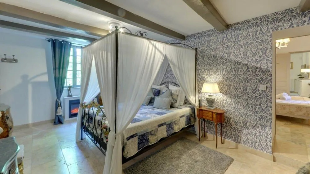 Le Mas des 5 Fontaines. Chambres dhôtes