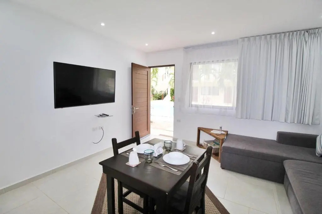 Blue Luxury 1 BD Apartment - Direct exit to the Pool - Fast WiFi - Free Parking
