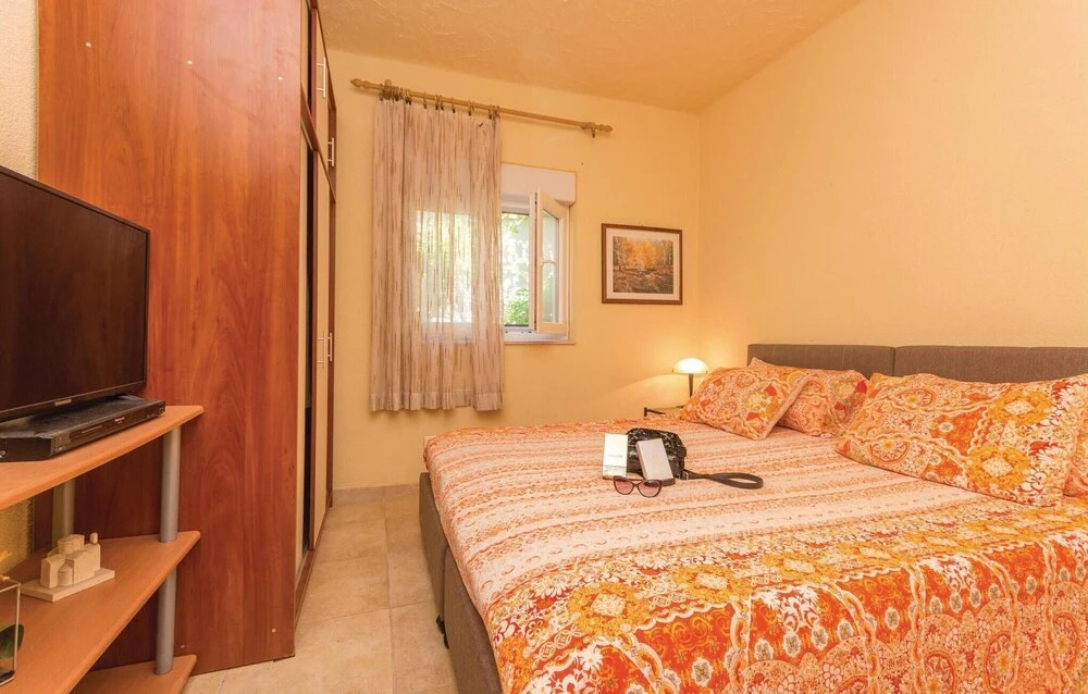 Awesome Home in Vrsi With 2 Bedrooms and Wifi