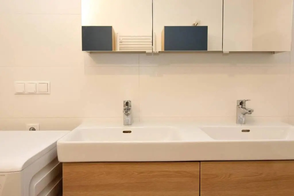 MODERN spacious, 2 BEDROOM, FREE PARKING