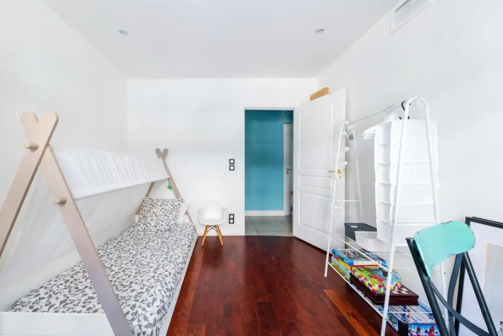 Bright 3br w AC and terrace near the train station in Marseille Welkeys