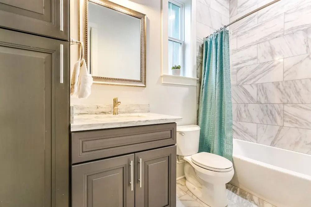Spacious 5 BR Retreat with Pool - Near It All