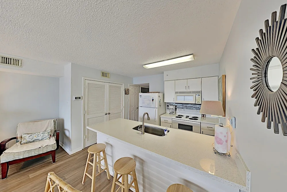 Gulf-front Getaway W/ Pools & Private Balcony 1 Bedroom Condo