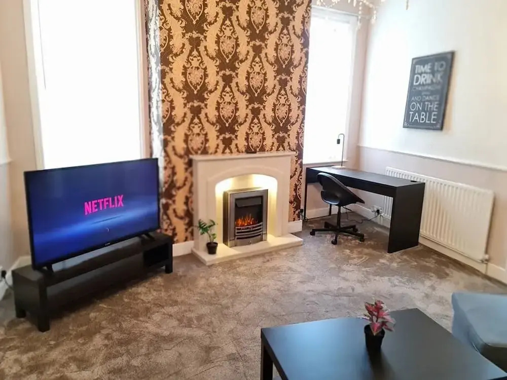 Large 3 Bed Flat Free Parking