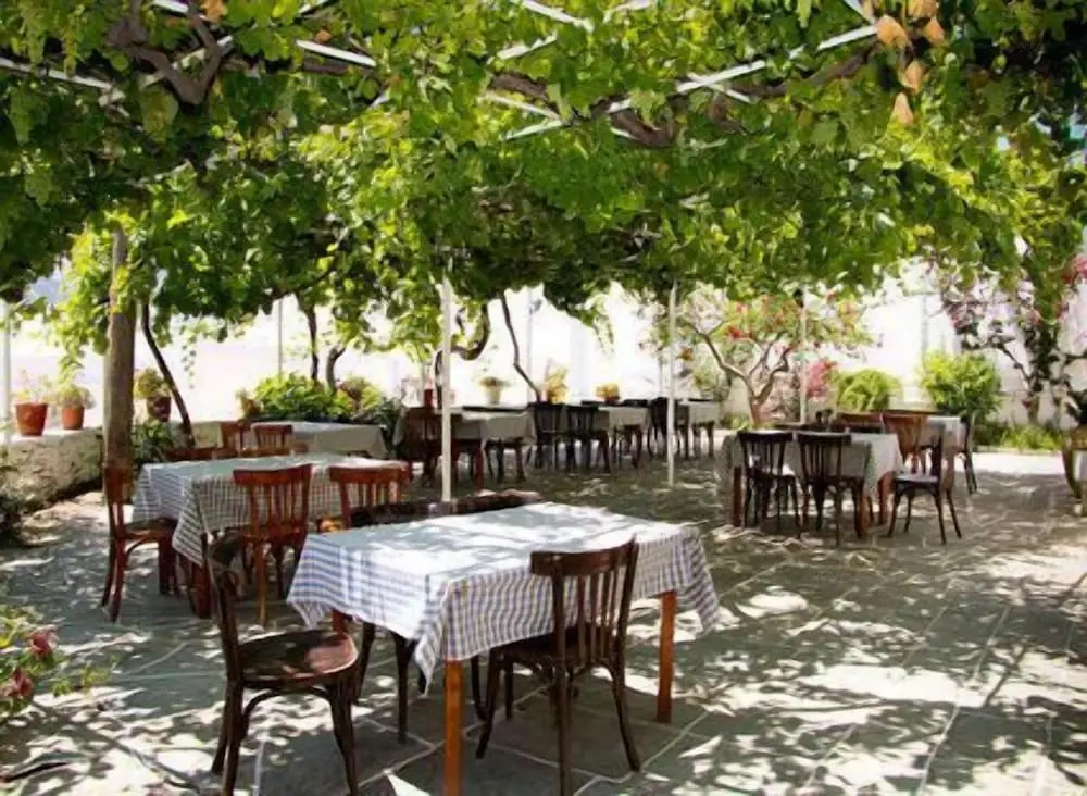 Artemon Hotel