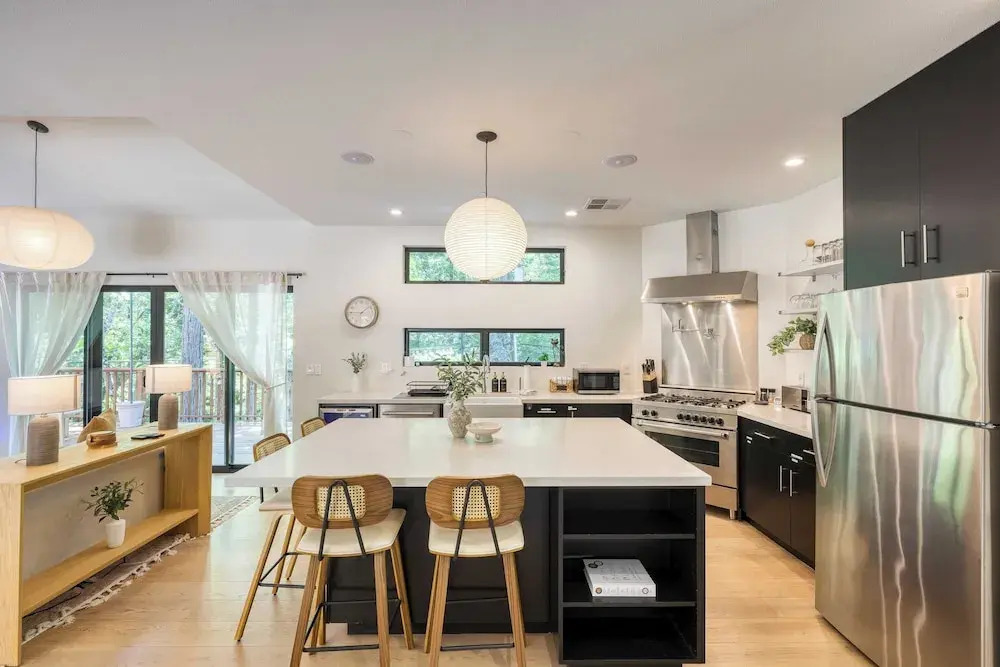 Mill Creek by Avantstay Modern Design, Patio, Hot Tub