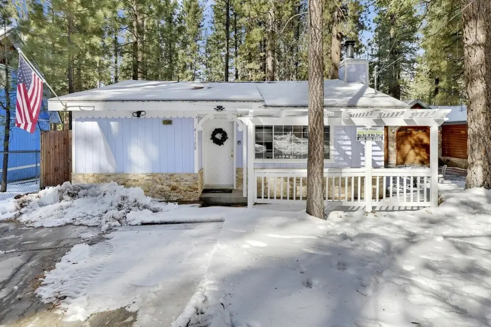 2222-cozy Summit 4 Bedroom Home by RedAwning
