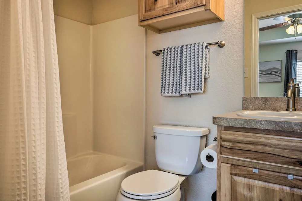Pet-friendly Home w/ Deck: 1 Mi to Canyon Lake Fun