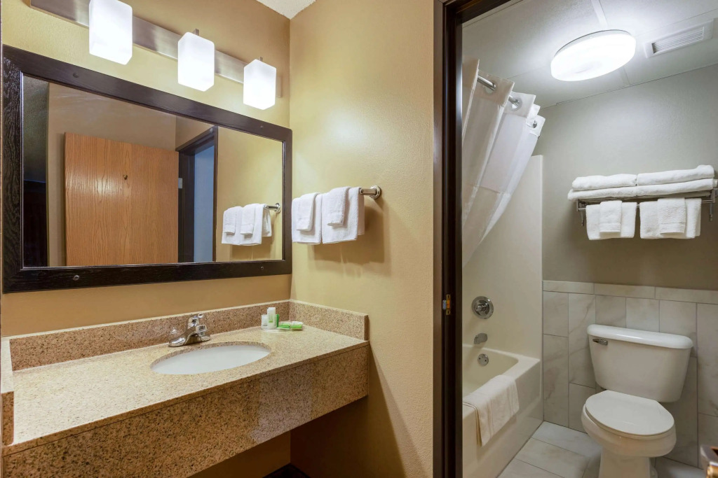AmericInn by Wyndham Hartford WI