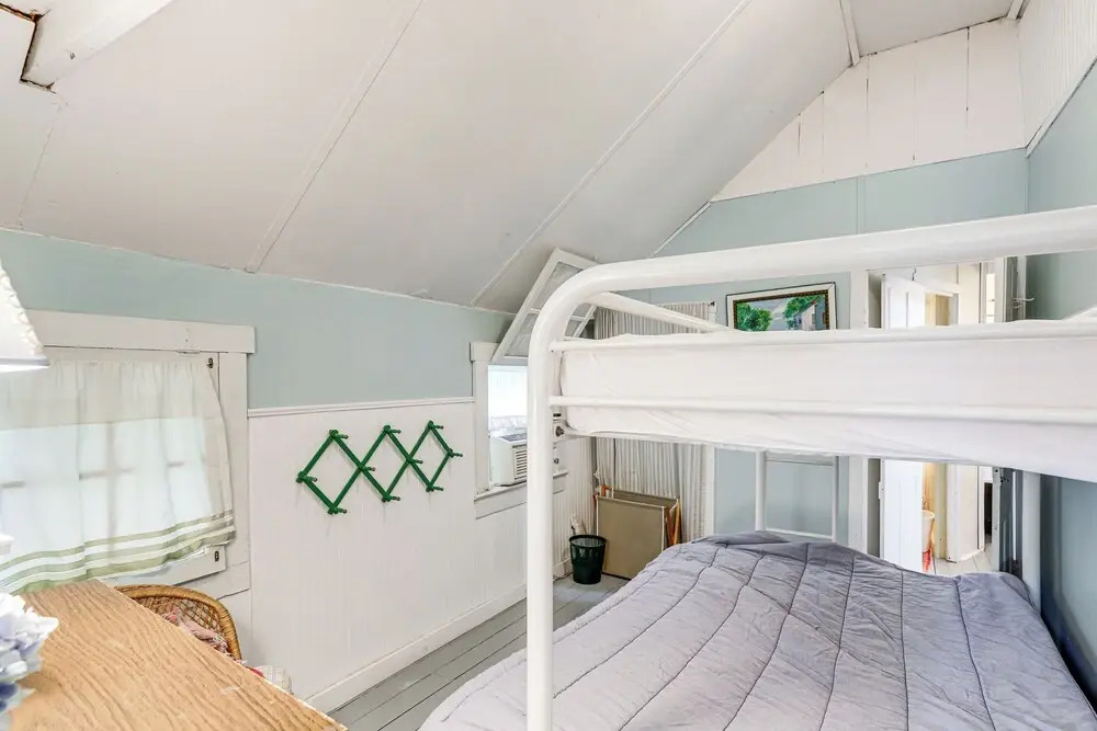 Walk to Lake: Historic Lakeside Marblehead Cottage
