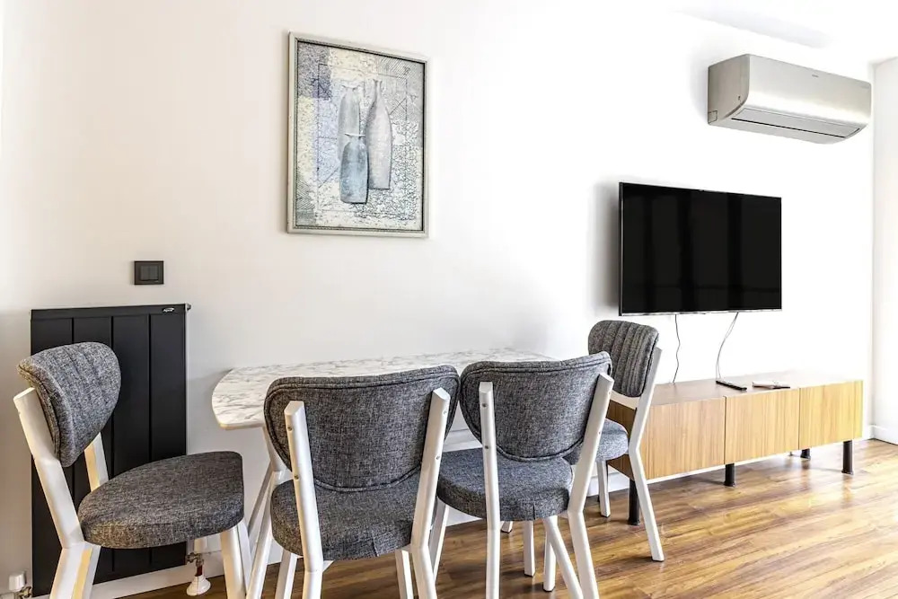 Central and Modern 2 1 Flat in Sisli