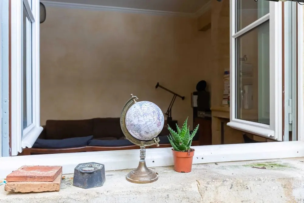 Retro apartment with garden by GuestReady