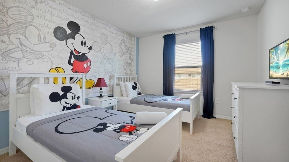 Magical Getaway Near Disney Private Pool + Resort Access, Bbq Grill! 4 Bedroom Townhouse