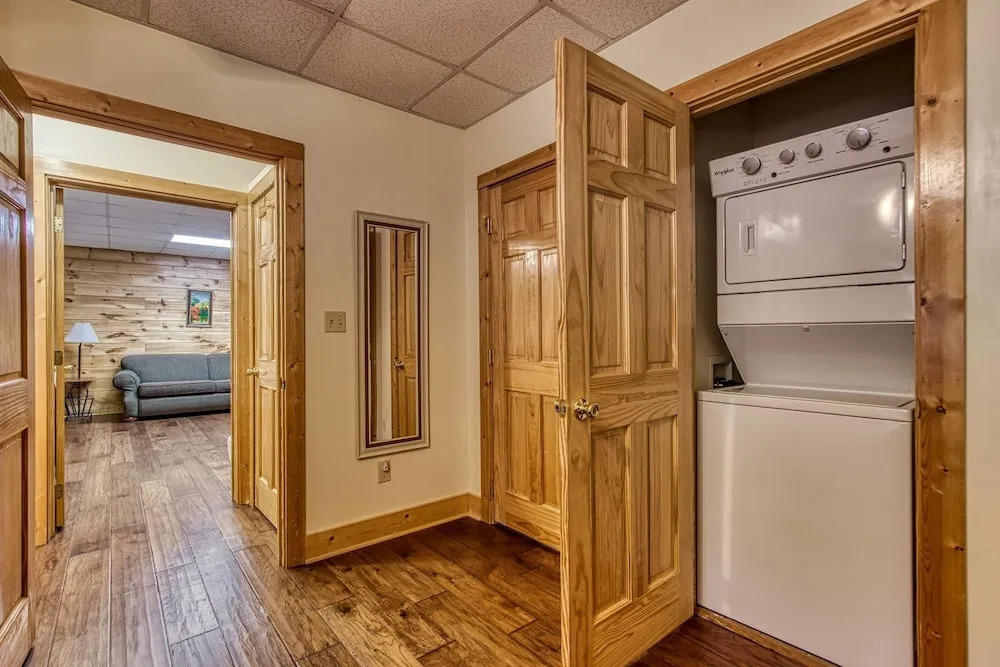 ER222 - Al's Nest - Great Location - Close To Town! 2 Bedroom Cabin by RedAwning