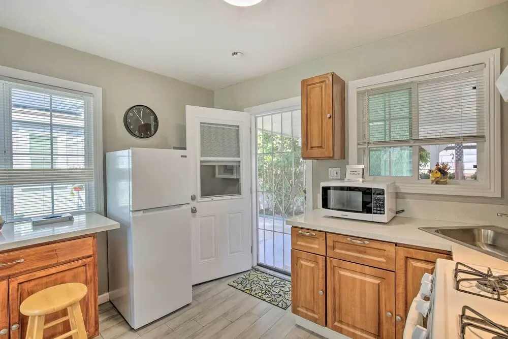 Long Beach Apt ~ 9 Mi to Shoreline Village & Beach