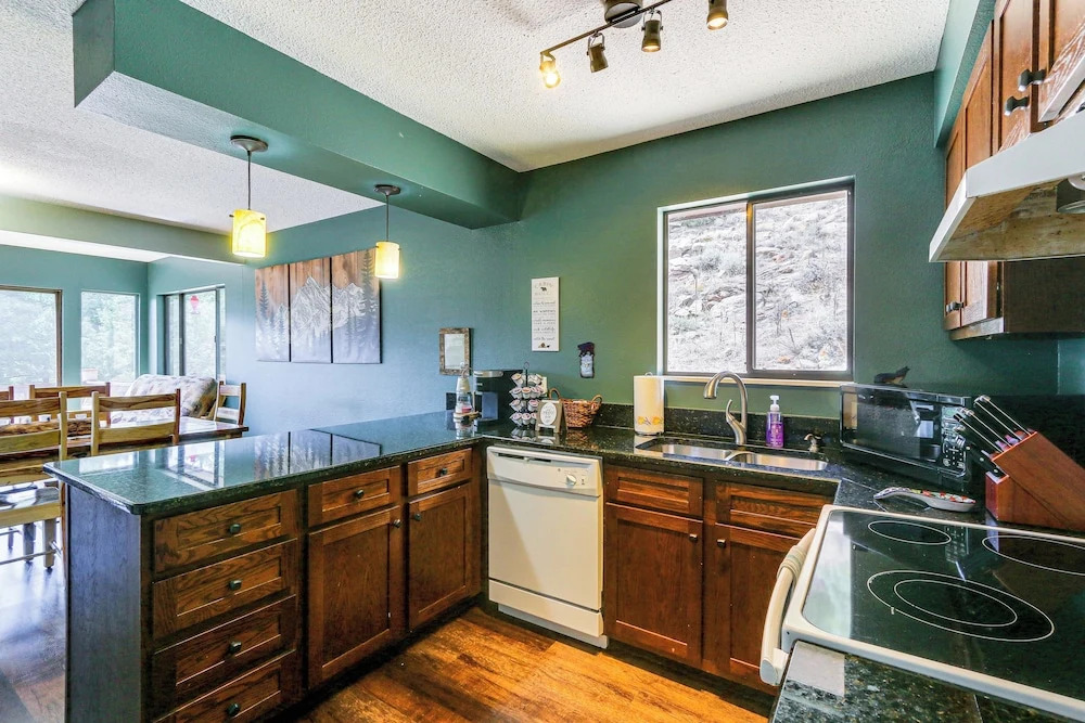 Idyllic Cabin w/ Grill & Panoramic Mtn Views!