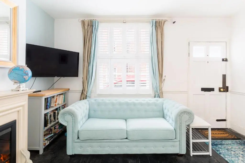 Shakespeare House, Free Parking, Town Centre Location