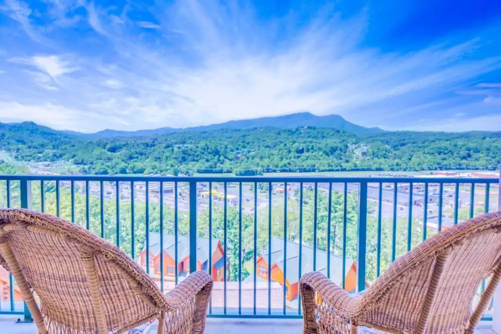 Pinnacle Condo 2 Bedroom Mountain View Home with Hot Tub